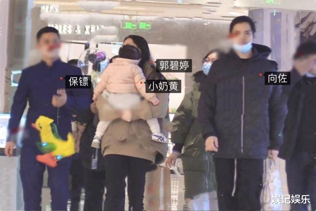 郭碧婷|郭碧婷挺大肚抱娃购物，cora有专人帮拿玩具，小公主超有排面