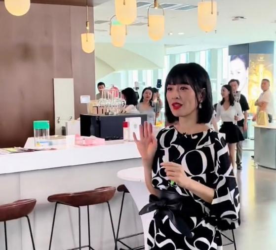 张庭|张庭短发现身上海，小脸蛋红润被众人围观：看上去不像是年过半百