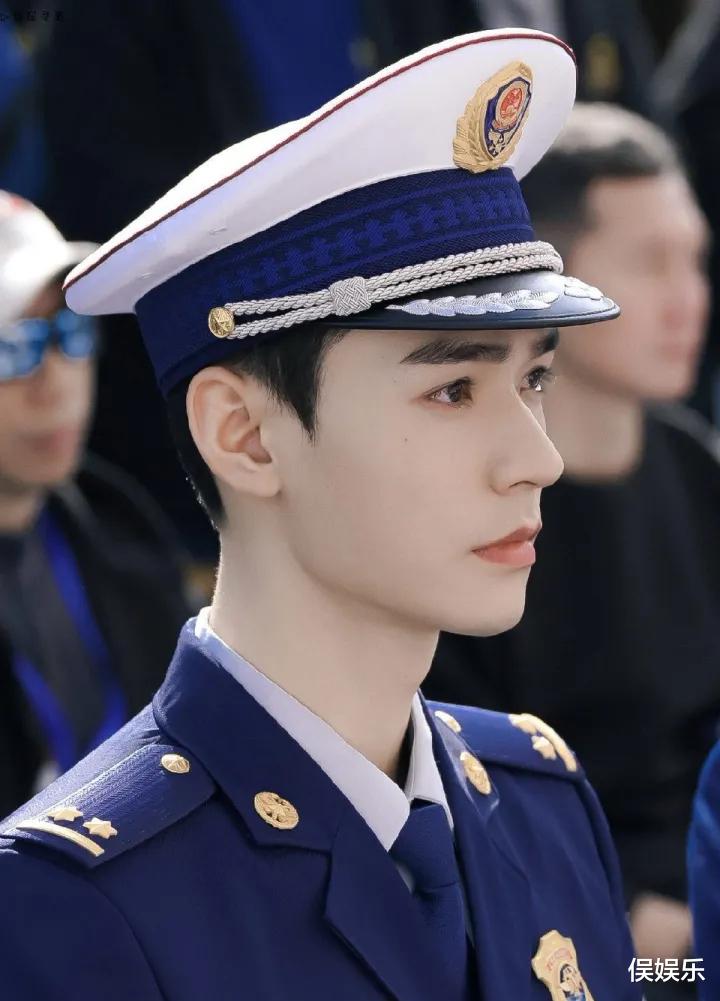 街拍|鼻子高挺，棱角分明，这3位男星的长相，完全长在女性的审美点上