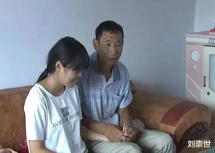 1997年男子捡一瘫痪女婴，19年后没钱看病，女孩7幅画卖了4.58万