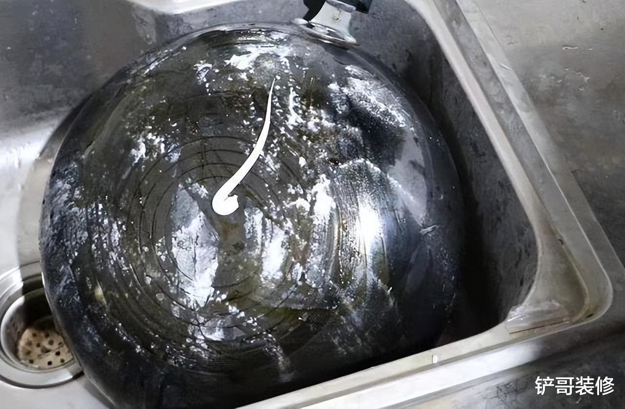 锅用久了底部发黑,别用钢丝球!教你不用一滴水,立马光亮如新