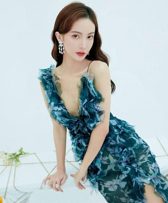 金晨|“内娱海后”金晨的甜性蜜爱：靠美貌征服了9个男人，只爱帅弟弟