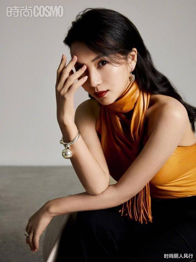 穿衣搭配|42岁陈好霸气拿回“万人迷”称号！穿针织衫拍大片，性感到骨子里