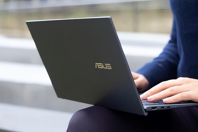 狮山|华硕灵耀X 凌锋全方位试用:995g超轻+18小时续航