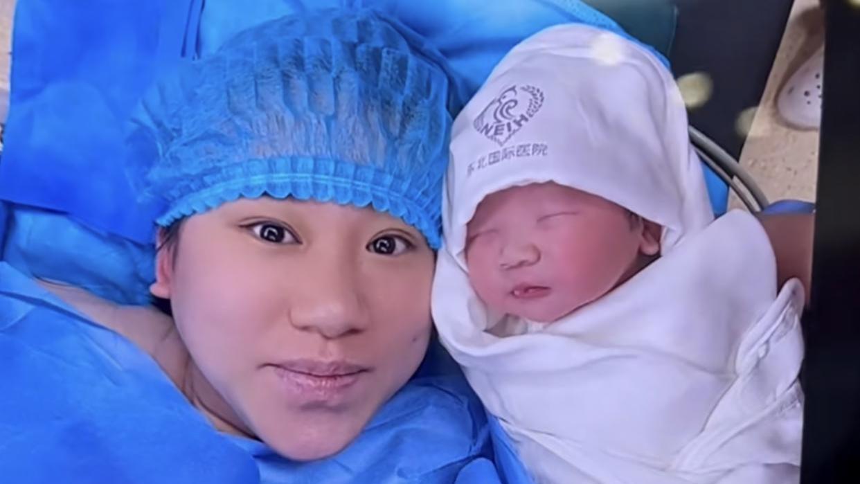 小鹏飞|丫蛋三胎喜得儿子！产前虚弱坐轮椅，老公小鹏飞面露笑容暖心陪伴