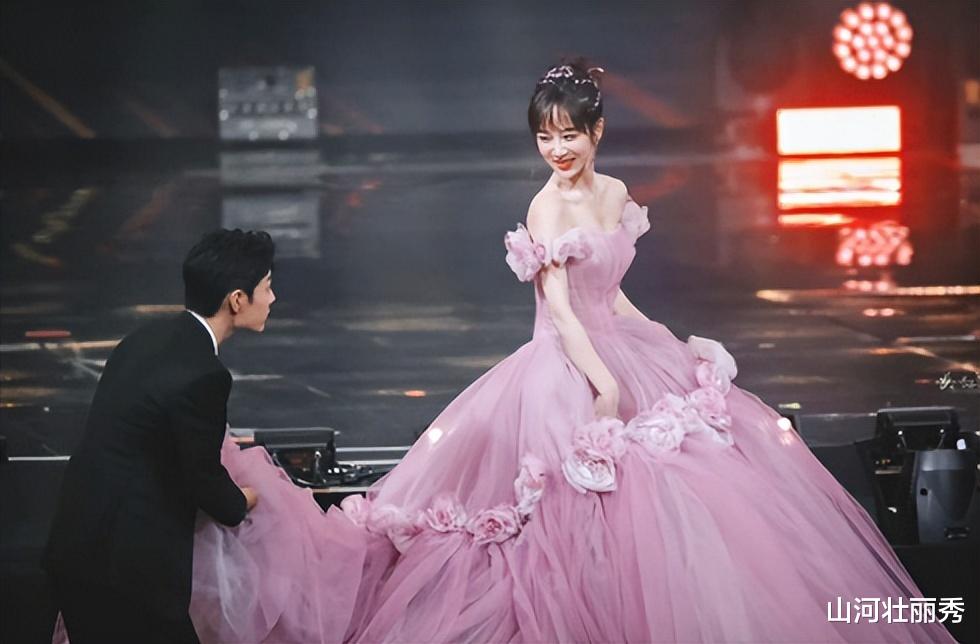 杨紫|“内娱老好人”杨紫：主动给刘涛让C位，成众男星“提款机”