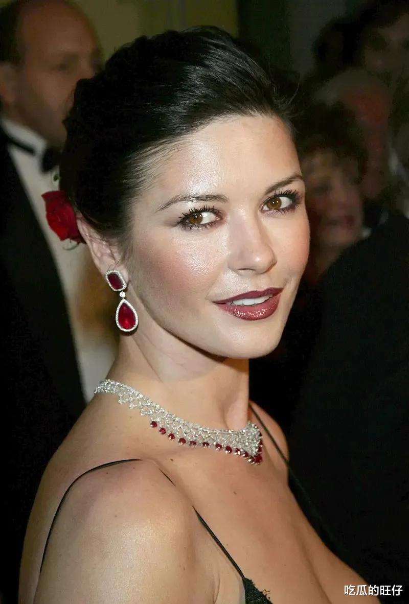 道格拉斯|泽塔琼斯：53岁美人迟暮，富豪老公很花心，儿女没继承她的高颜值