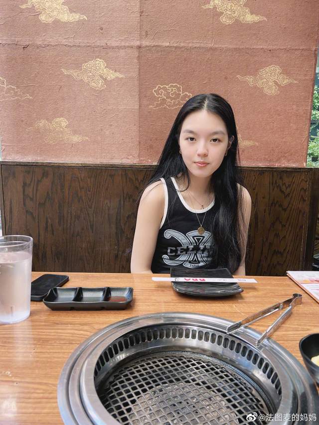 哈文|20岁法图麦晒近照迎中秋,穿露脐衫秀蚂蚁腰,月牙纹身诉思父之情