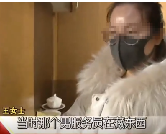 西安,男子一行人到酒店吃饭,带两瓶茅台酒,服务员主动帮忙开酒