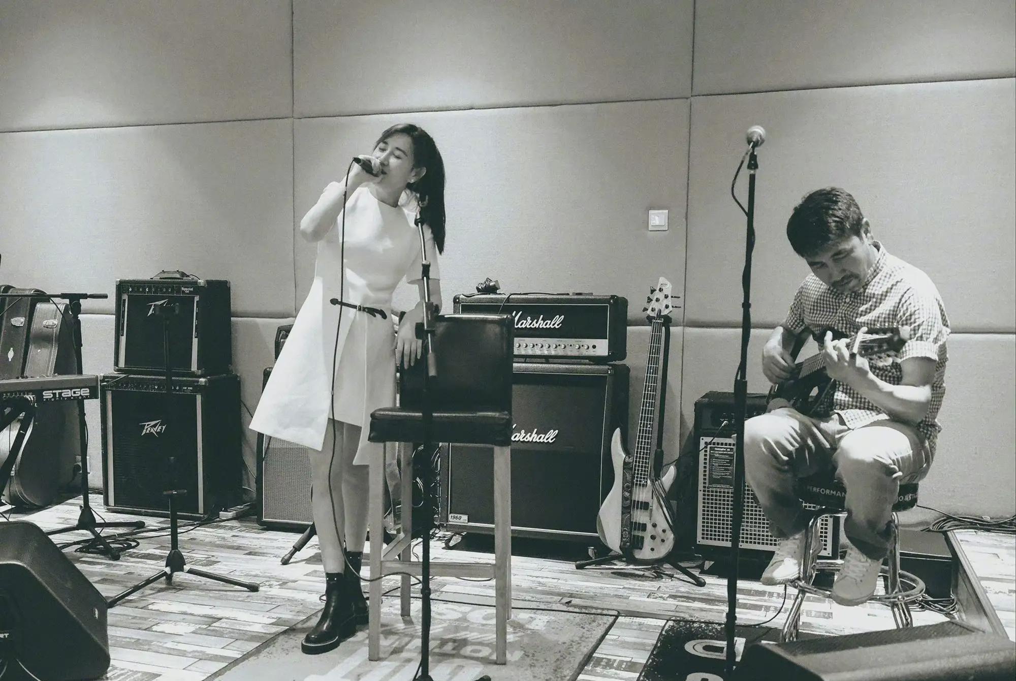 车晓|50岁沙宝亮真好命,女友小16岁气质还清纯,连日常自拍都这么甜