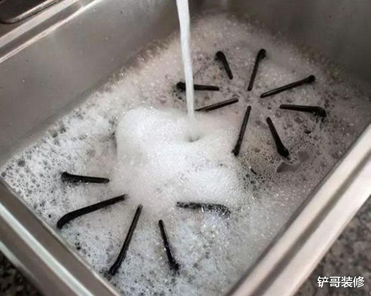 过年家里都是油污?教你妙招,厨房油污横流,强迫症都被治好了
