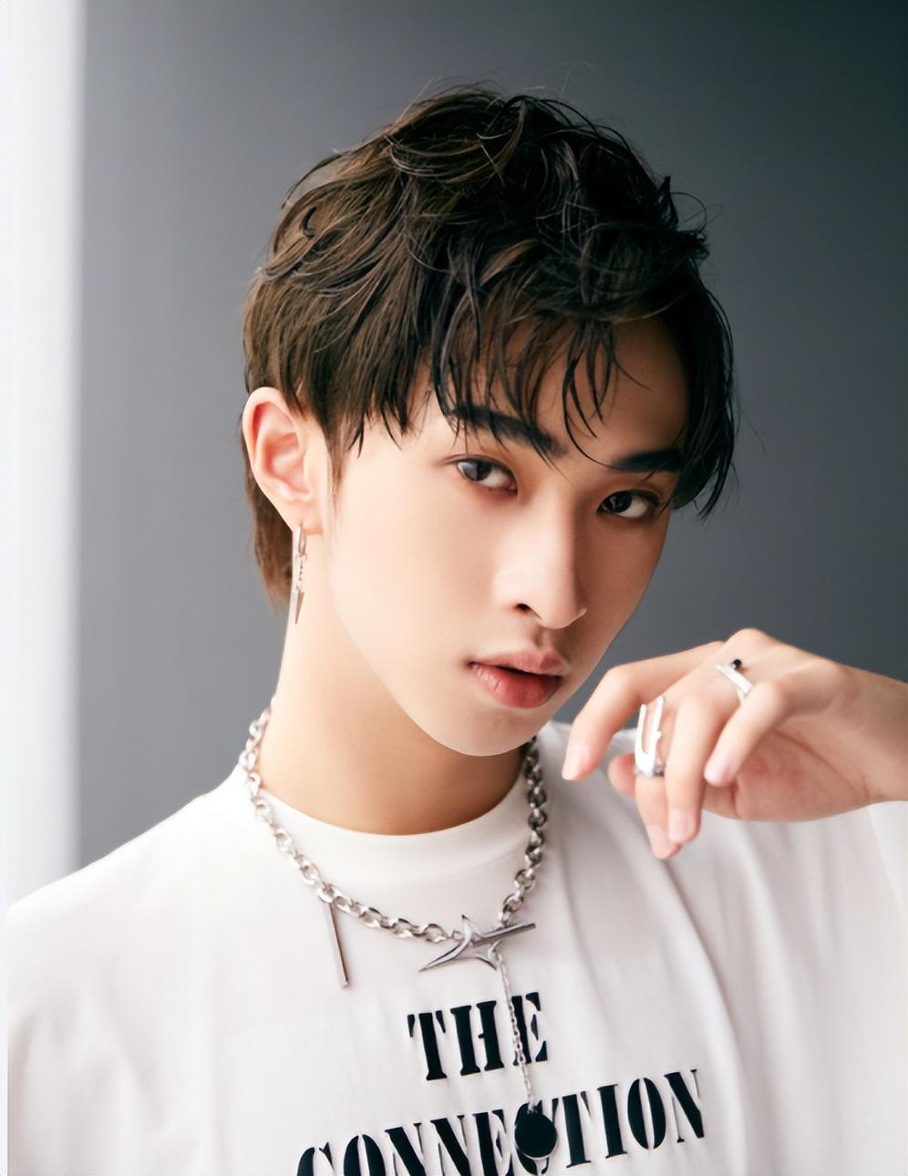 伊能静|伊能静20岁儿子哈利穿回男装耍帅，戴耳环化烟熏妆超个性