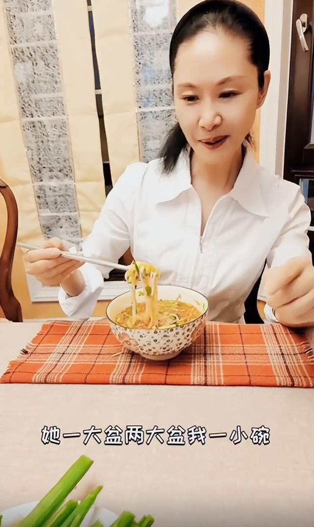 于文华|57岁于文华豪宅中大口吃面！用手抓大葱太豪放，碗下垫桌布好讲究