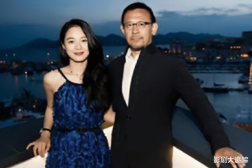 姜文|59岁姜文与二婚老婆排队核酸！身形暴瘦变年轻，妻子扎小辫显俏皮