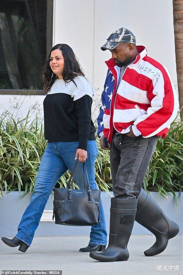 凯莉·詹娜|凯莉·詹娜光腿坐草地上，罕见晒出混血儿子，跟黑人男友越发甜蜜