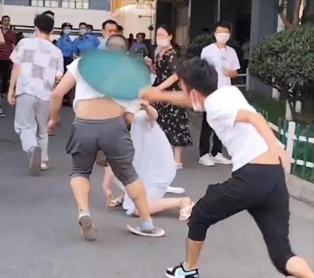 四川:2男子为争一女子竟大打出手,网友:3人在老家或都已婚!