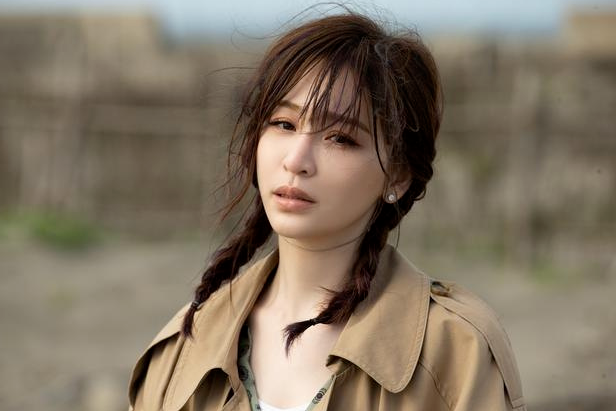 靳东|被封、被绿、被抛弃,40岁的她又杀回来了?