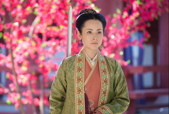 苇青|45岁女星杨明娜直播洗头被嘲讽，她的回应扯下明星带货的遮羞布