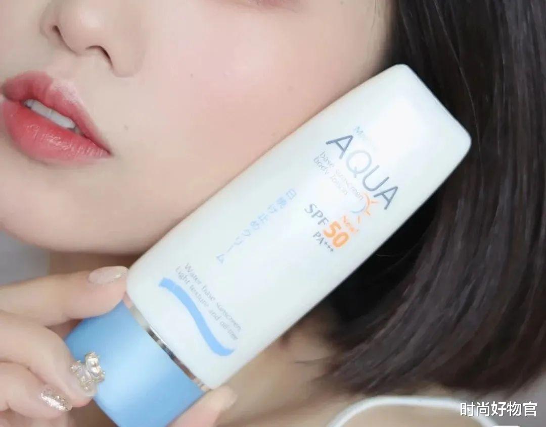 防晒|张含韵从不晒太阳,黄圣依从不擦防晒,二人手上的差距有多明显?