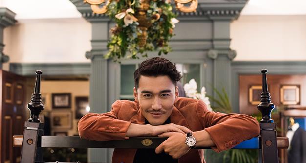 带你参观胡兵现实的家,家具简单朴素无华,连茶几都是铁架做的