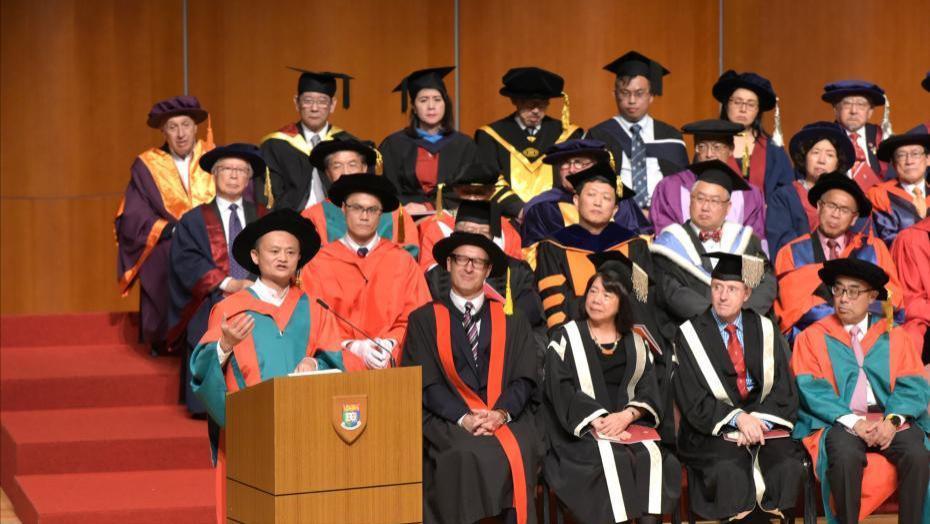 林青霞|林青霞回应争议，称不够格要继续努力，网友恶评不配与杨振宁齐名