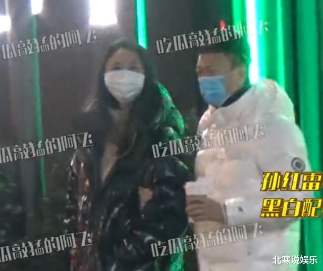 孙红雷|孙红雷逛街潮牌店被偶遇,一身打扮酷似大男孩,脖子大金项链吸睛