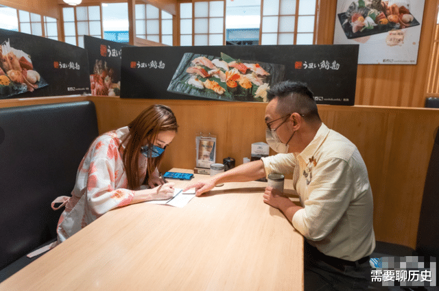 梁茵|28岁女星转行当服务员！积蓄见底走投无路，门口接待客人熟练专业