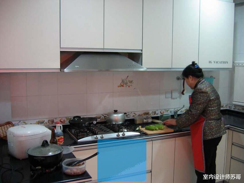 用油烟机时，“开窗”还是“关窗”？很多人做错，难怪厨房油腻腻