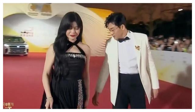 陈妍希|金鸡奖红毯尴尬多:关晓彤别扭,陈妍希发福,张梓琳“加戏”