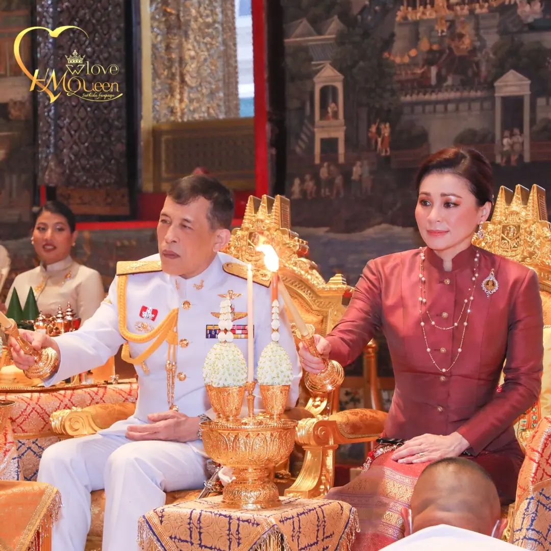 诗妮娜|诗妮娜难以翻身了？泰王帝后夫妇大秀恩爱，苏提达穿鎏金红裙太美