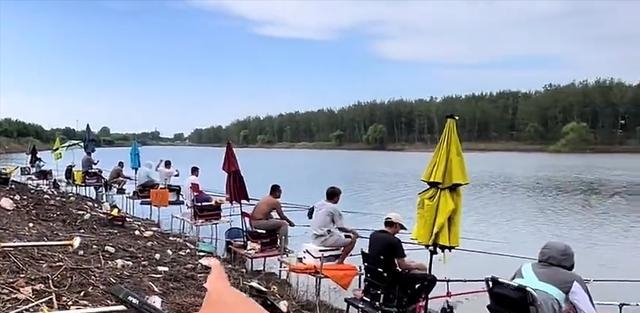 武汉|湖北一河道成天然黑坑,钓鱼人闻讯后蜂拥而至,现场环境令人担忧