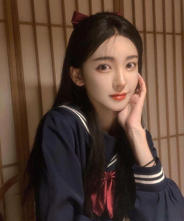 |变性网红李由回应命短问题，再次遭受质疑，网友：看太监就知道