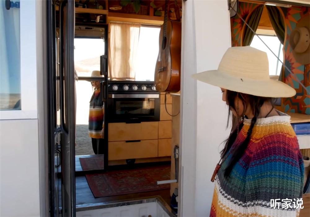 1家4口低价买下1994年旧车,把小巴车变成9㎡蜗居,开始流浪生活