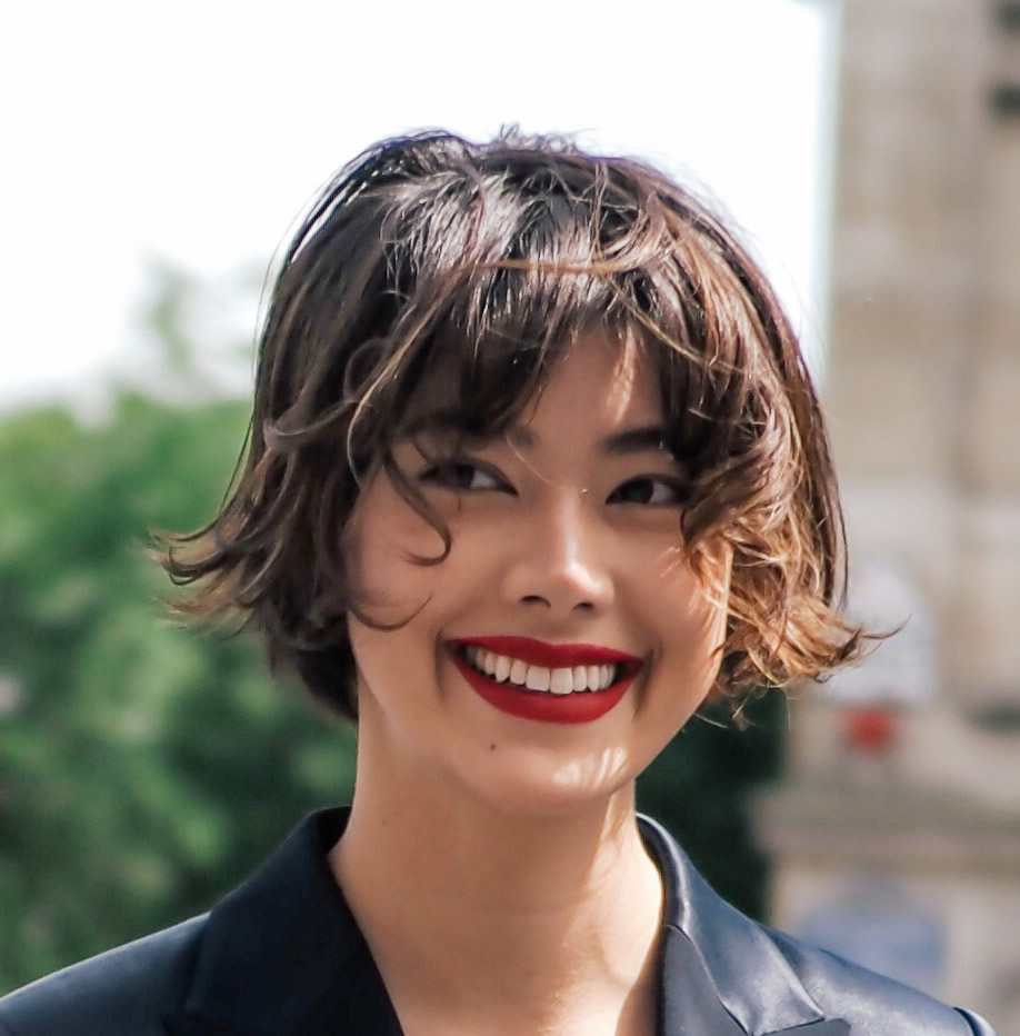 水果 短发怎么烫不显老？齐肩卷发像大妈，微卷短发显年轻.