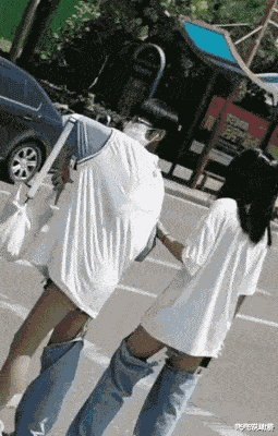“女孩啊,这就是找个没车男友的下场!”下雨天就更难堪了