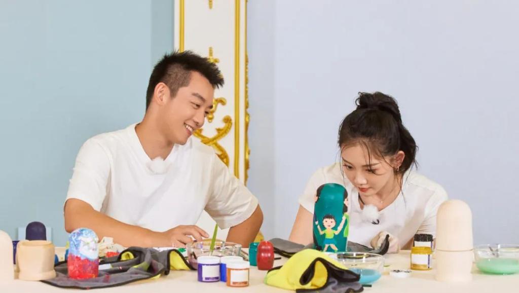 郑恺|郑恺苗苗秀恩爱上热搜，前女友程晓玥的评论区炸了