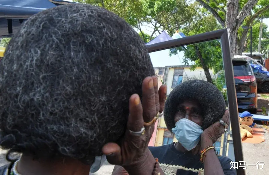 苦瓜 老翁有幸受邀环游世界 全凭发型长得像头盔