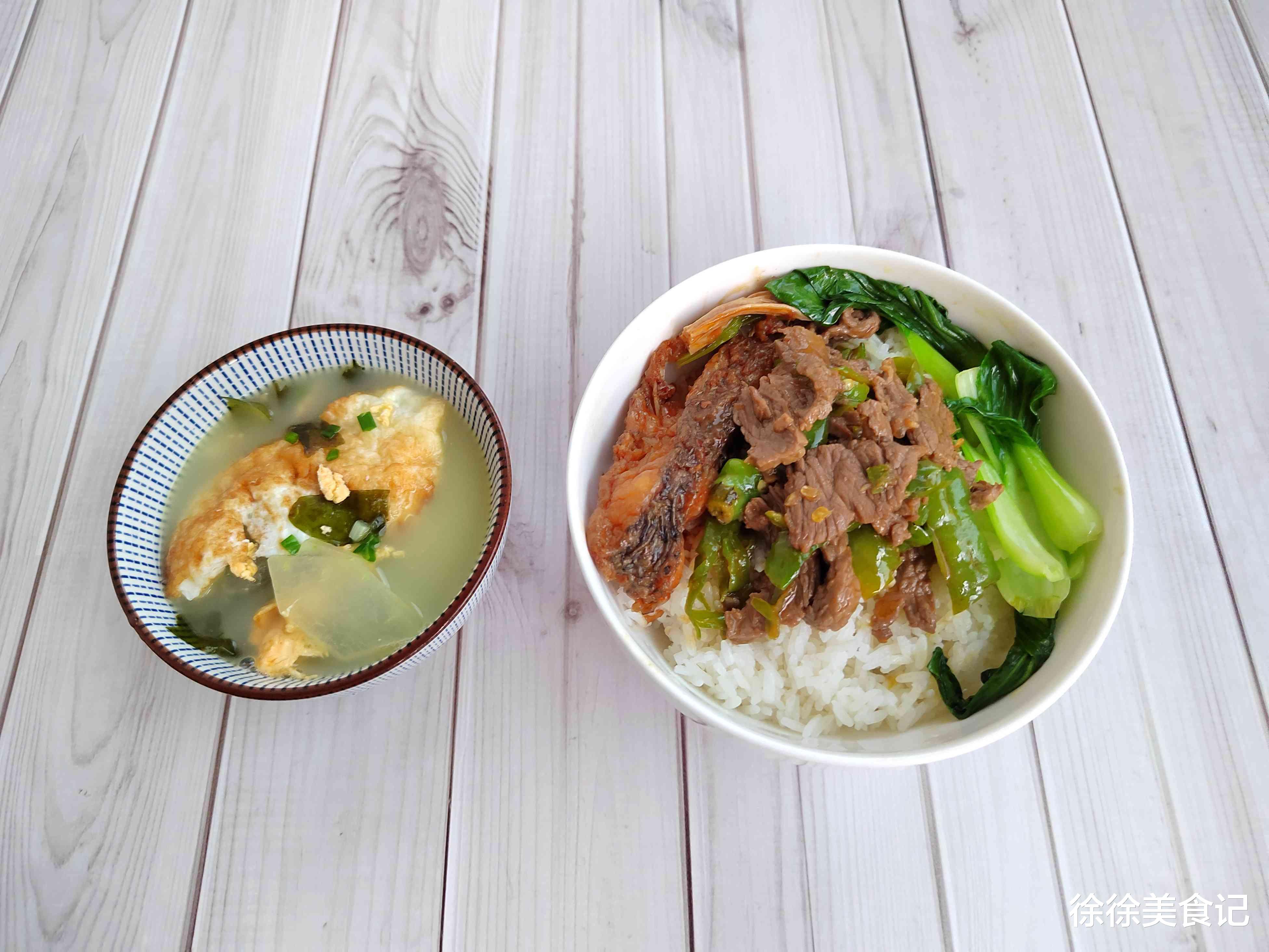 江西女子晒出婆婆留的晚饭，走红朋友圈，网友吐槽：像猪食吃不下