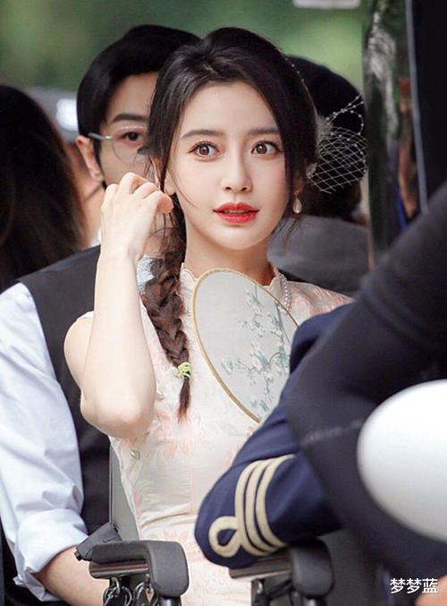 Angelababy|Angelababy《萌探2》路透来袭, 穿旗袍尽显灵动, 33岁美如画