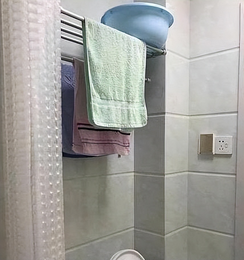 马桶上别挂毛巾架了!瞧瞧年轻人的做法,太先进了,给大家晒晒