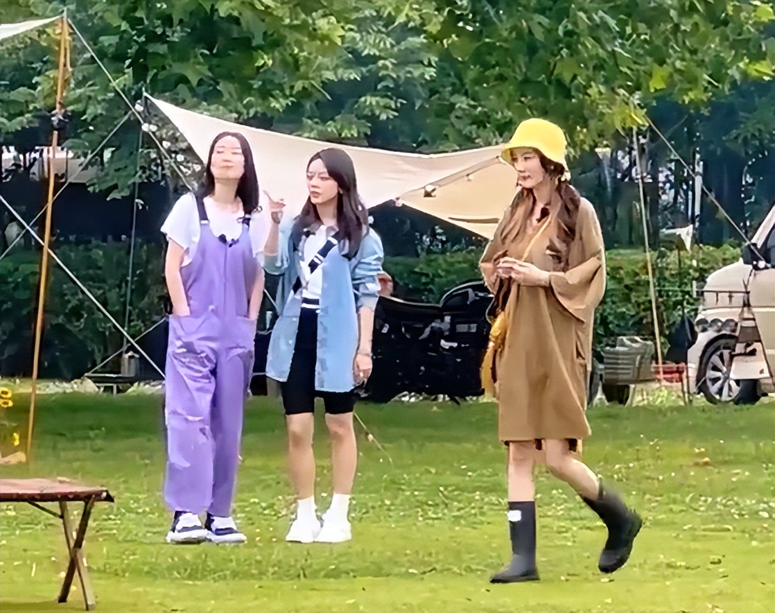 撒贝宁|杨幂穿吊带参加真人秀录制，性感锁骨吸睛，鞋子同款价值六千余元