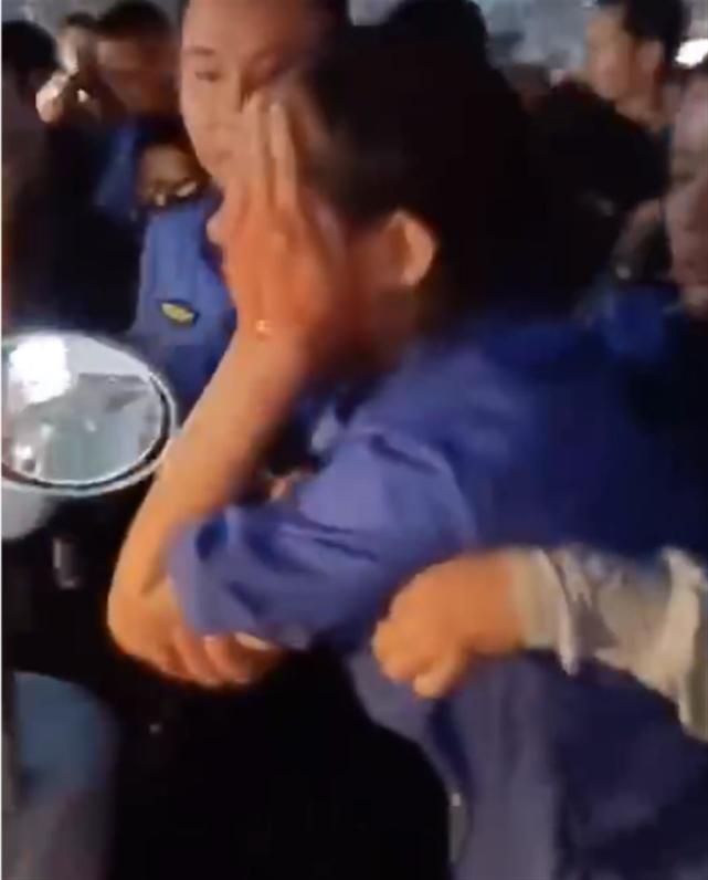 南通一身穿制服的女子在街头被打,蒙着脸哭了!警方:仍在核实中