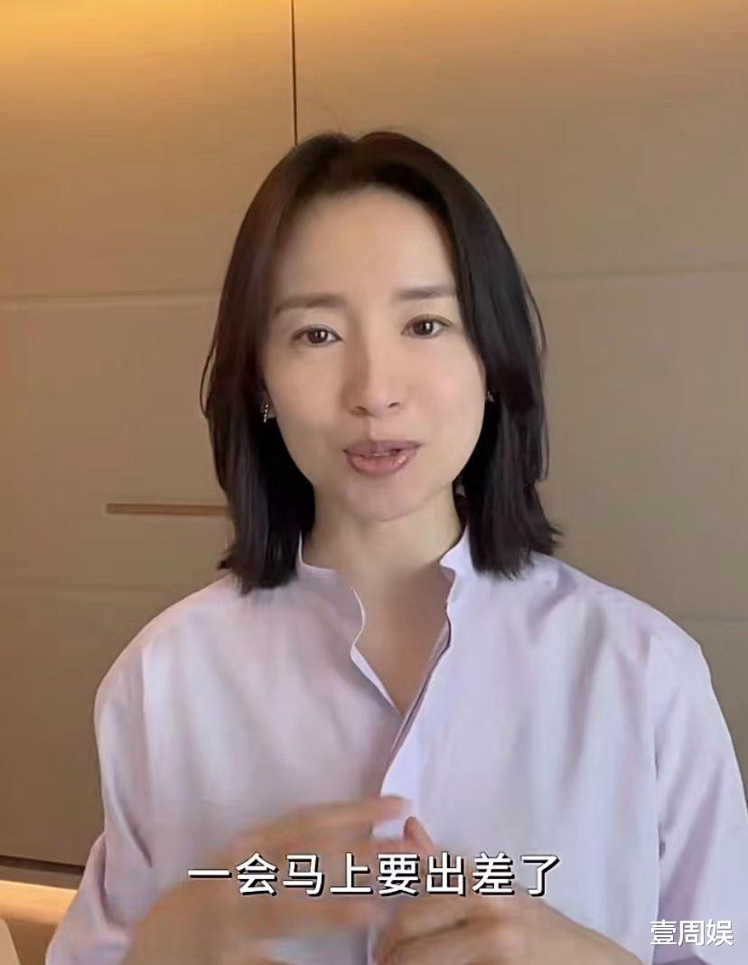 董洁|董洁跪在地上整理行李，卧室内景曝光，出差前不忘给儿子做饭！