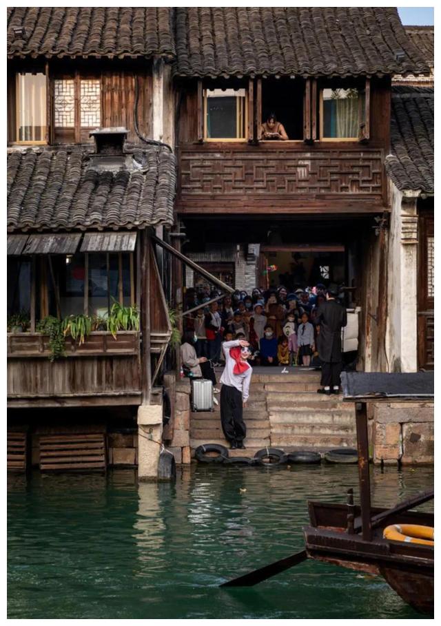 乌镇戏剧节|在乌镇戏剧节第三天的王一博,和程耳看戏剧,自在终被打破