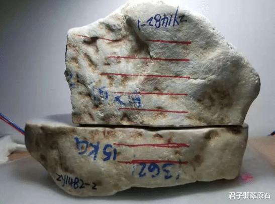 翡翠|大哥花小万入手的翡翠原石，一刀切开，竟切出个春带彩翡翠？大涨的一块料子！