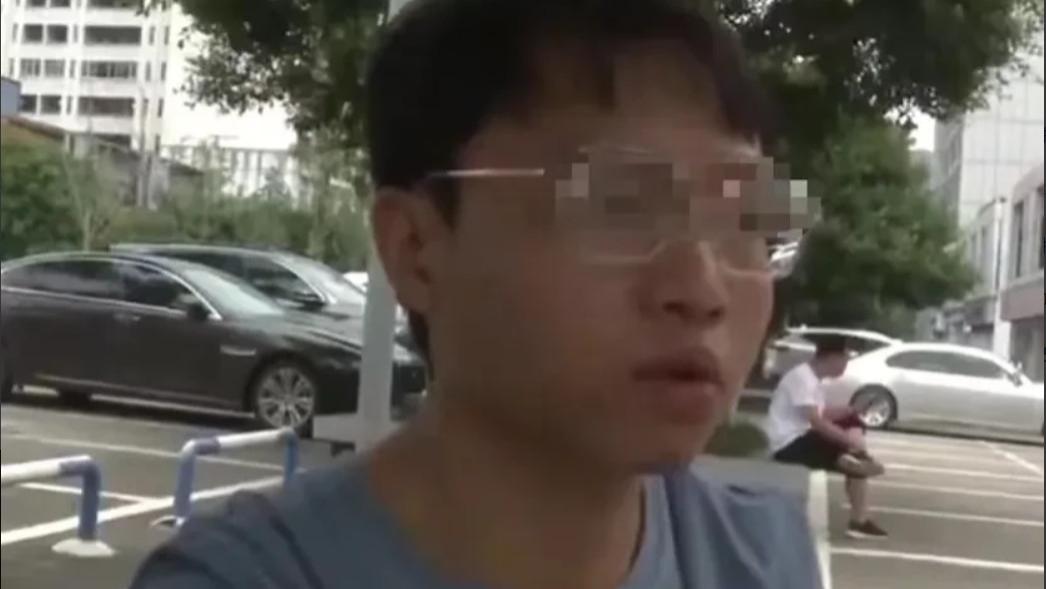 近日，重庆，小伙打车回家发现手机落在车上，赶紧联系司机把手机送回