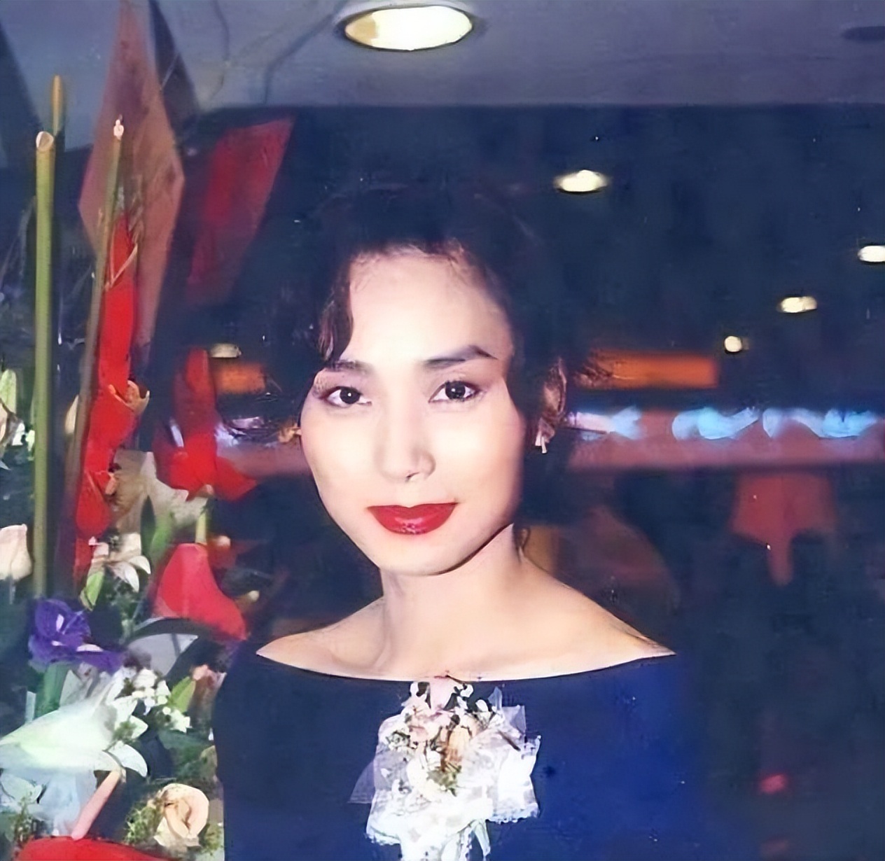 邝美云|59岁邝美云罕露面,容颜未改气质佳,身家5亿与富婆同框丝毫不输