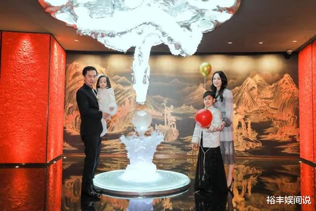 黄舒骏|56岁黄舒骏为两岁女儿庆生！心疼其成为抗疫宝宝，妻子小其24岁