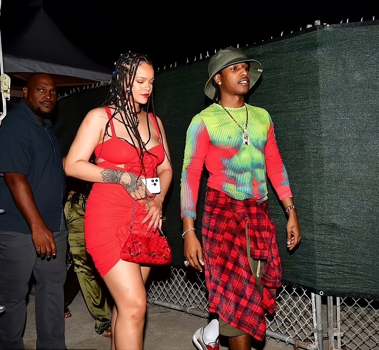 蕾哈娜|蕾哈娜和黑人男友亮相好喜庆！镂空迷你裙性感，生了儿子后更美了