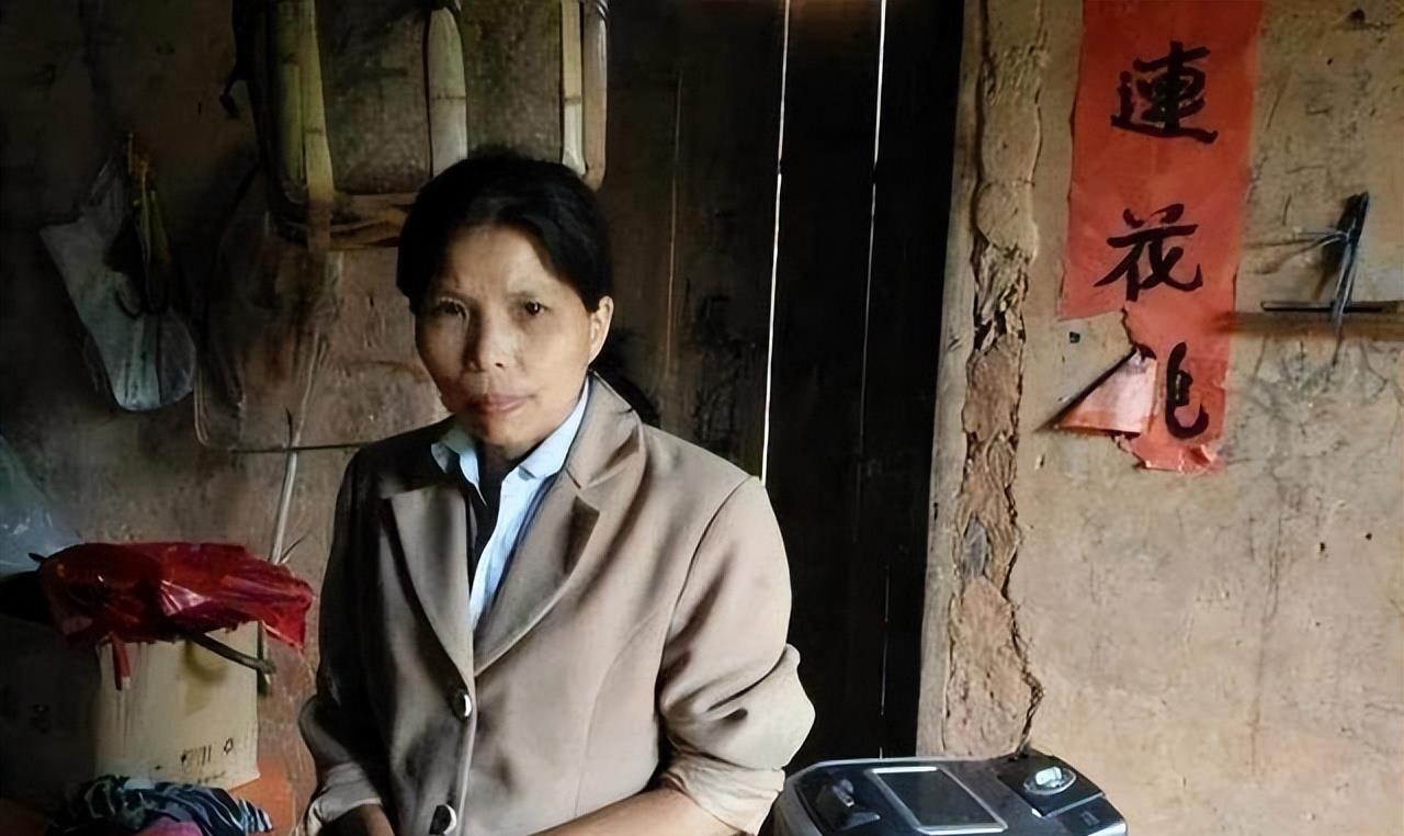 贫困户|高考712分的高材生进厂打工?19年间却沦为贫困户,婚后连生5个娃